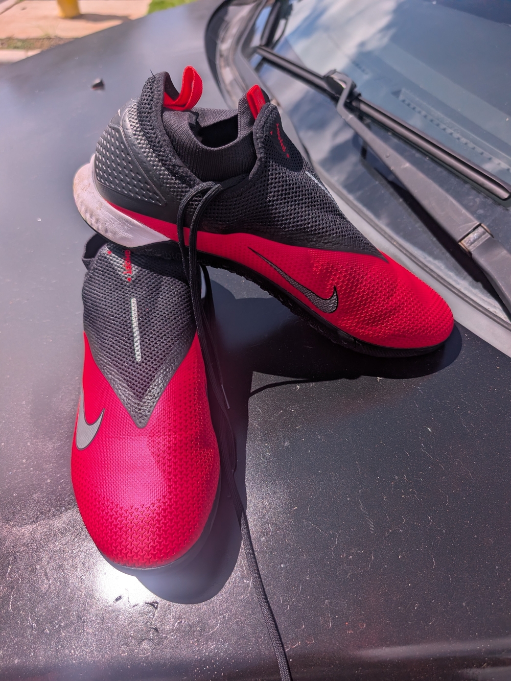 Nike Men’s Black & Red Athletic Sneakers